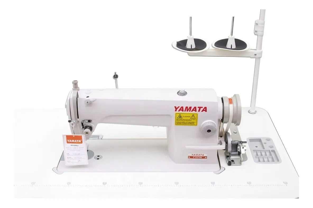 Máquina De Costura Reta Industrial Yamata Completa Com Mesa Cor Branco 127/220v