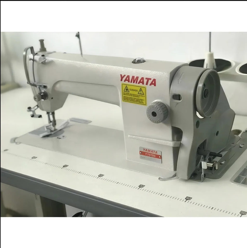 Máquina De Costura Reta Industrial Yamata Completa Com Mesa Cor Branco 127/220v
