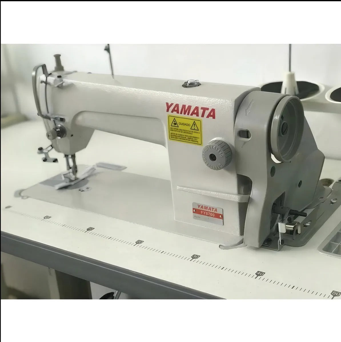 Máquina De Costura Reta Industrial Yamata Completa Com Mesa Cor Branco 127/220v