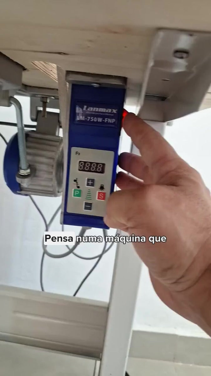 Máquina De Costura Reta Industrial Yamata Completa Com Mesa Cor Branco 127/220v